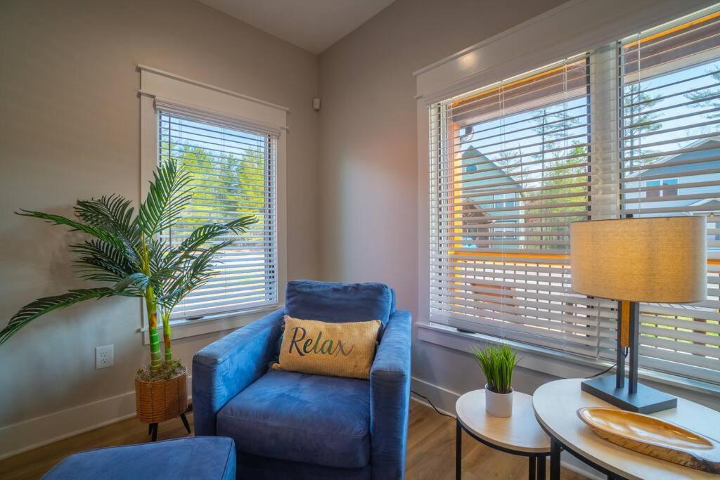 Walk To Downtown-gated Golf